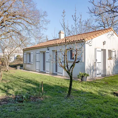 Дом отдыха Petite Maison A La Campagne Saint-Georges-de-Pointindoux